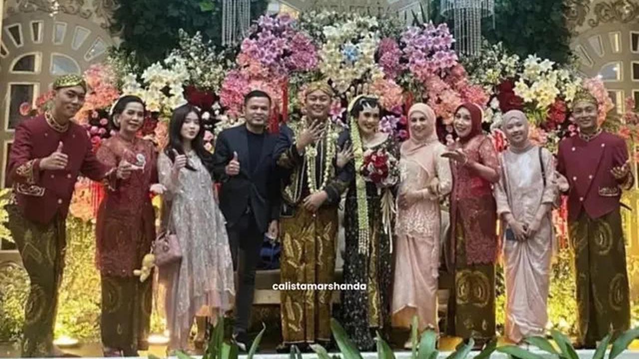 Potret Irish Bella Kondangan Bareng Suami danAnakSambung, Kompak Banget