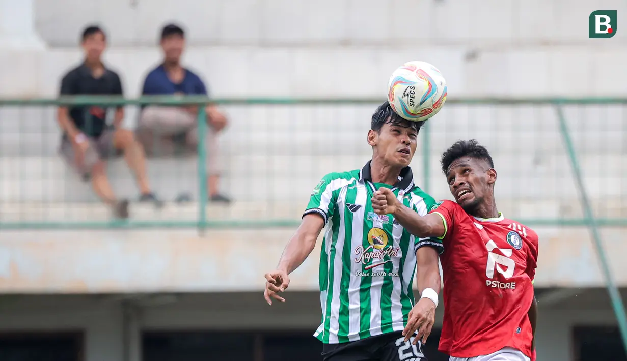 Pemain Deltras FC, Wahyu Jati (kiri), berhasil memenangkan duel perebutan bola di udara dengan pemain Bekasi City, Jujun Junaedi, dalam pertandingan perdana Grup Y 12 Besar Pegadaian Liga 2 2023/2024 yang berlangsung di Stadion Singaperbangsa, Karawang, Minggu (7/1/2023). (Bola.com/Bagaskara Lazuardi)