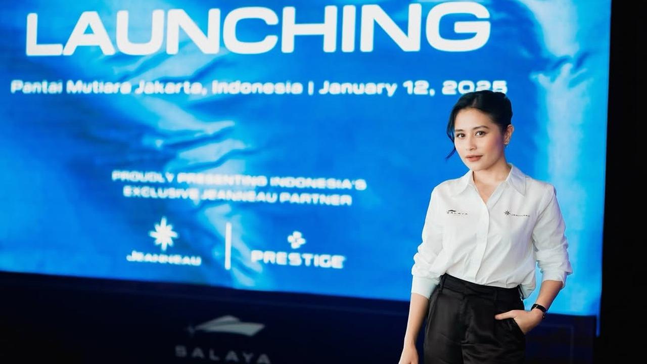 Pancarkan Pesona Independent Women, Intip Potret Outfit Prilly Latuconsina dengan Gaya Smart Casual