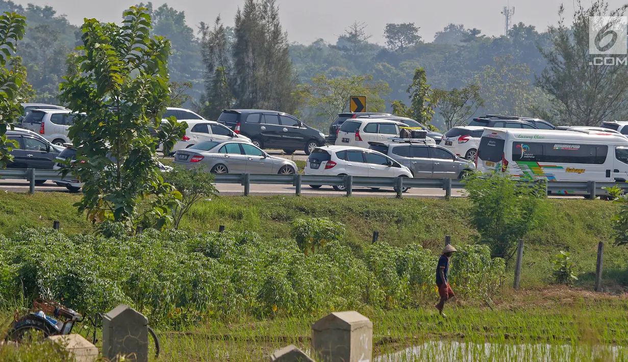 Mobil pemudik memadati ruas Jalan Tol Cikopo Palimanan (Cipali) pada Km 187 Cirebon, Jawa Barat, Sabtu (1/6/2019). Memasuki H-4 Lebaran, PT Jasa Marga (Persero) Tbk memprediksi puncak volume arus mudik naik 12 persen dibanding tahun lalu. (Liputan6.com/Herman Zakharia)