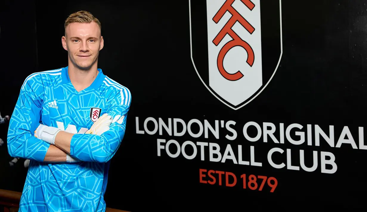 Bernd Leno. Kiper Jerman berusia 30 tahun ini baru saja meninggalkan Arsenal yang telah dibelanya sejak awal musim 2018/2019 usai didatangkan dari Bayer Leverkusen. Mulai musim 2022/2023 ia akan memperkuat Fulham usai dilepas Arsenal dengan nilai transfer 3,6 juta euro. Kepergiannya sebagai imbas dari tersingkirnya ia dari skuat utama the Gunners atas kehadiran Aaron Ramsdale yang akhirnya menjadi pilihan utama sejak musim lalu. (fulhamfc.com)