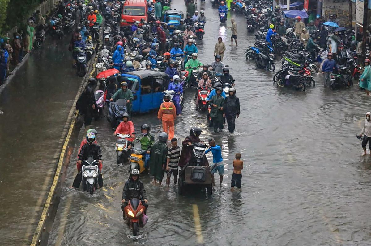 FOTO: Jembatan Tiga Terendam Banjir,  Aktivitas Warga Terganggu