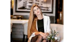 Melanie Martins saat berfoto di sebuah ruangan, menampilkan kecantikannya yang alami. (Foto/Instagram)