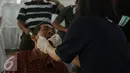 Tim DVI Pus Dokkes Mabes Polri melakukan pengambilan Antemortem keluarga untuk di cocokan dengan Postmortem Jenazah korban kecelakaan Pesawat herkules C-130 di Medan, Jumat (3/7/2015). (Liputan6.com/Johan Tallo)