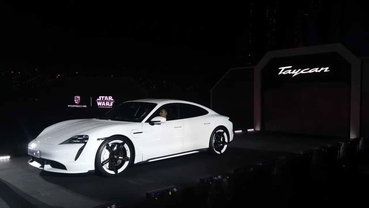 Resmi melakukan debut di Singapura, mobil listrik Porsche Taycan akan mulai dijual tahun 2020 mendatang. Memiliki beragam fitur canggih, mobil pabrikan otomotif Jerman ini diklaim memiliki kecepatan layaknya sport car.