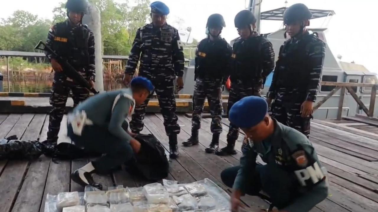Momen Kapal TNI Kejar-kejaran Penyelundup Puluhan Kg Sabu dari Malaysia, Pelaku Melawan Menabrakkan Speedboat