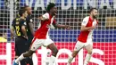 Pemain Slavia Praha, Peter Olayinka, melakukan selebrasi usai membobol gawang Inter Milan pada laga Liga Champions di Stadion Giuseppe Meazza, Selasa (17/9/2019). Kedua tim bermain imbang 1-1. (AP/Antonio Calanni)