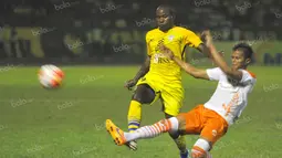 Pemain Gresik United, Eduardo Maceil (kiri), berebut bola dengan pemain Perseru Serui dalam laga Torabika Soccer Championship presented by IM3 Ooredoo di Stadion Tridarma, Gresik, Sabtu (7/5/2016). (Bola.com/Fahrizal Arnas)
