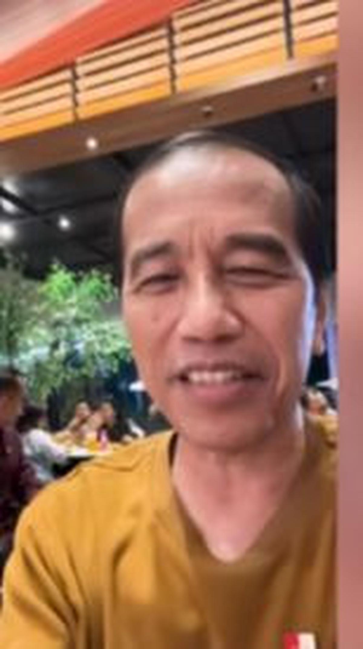 "Malam ini, saya sedang berada di Semarang, Jawa Tengah. Saya sedang mencoba makanan pedas," ungkapnya.