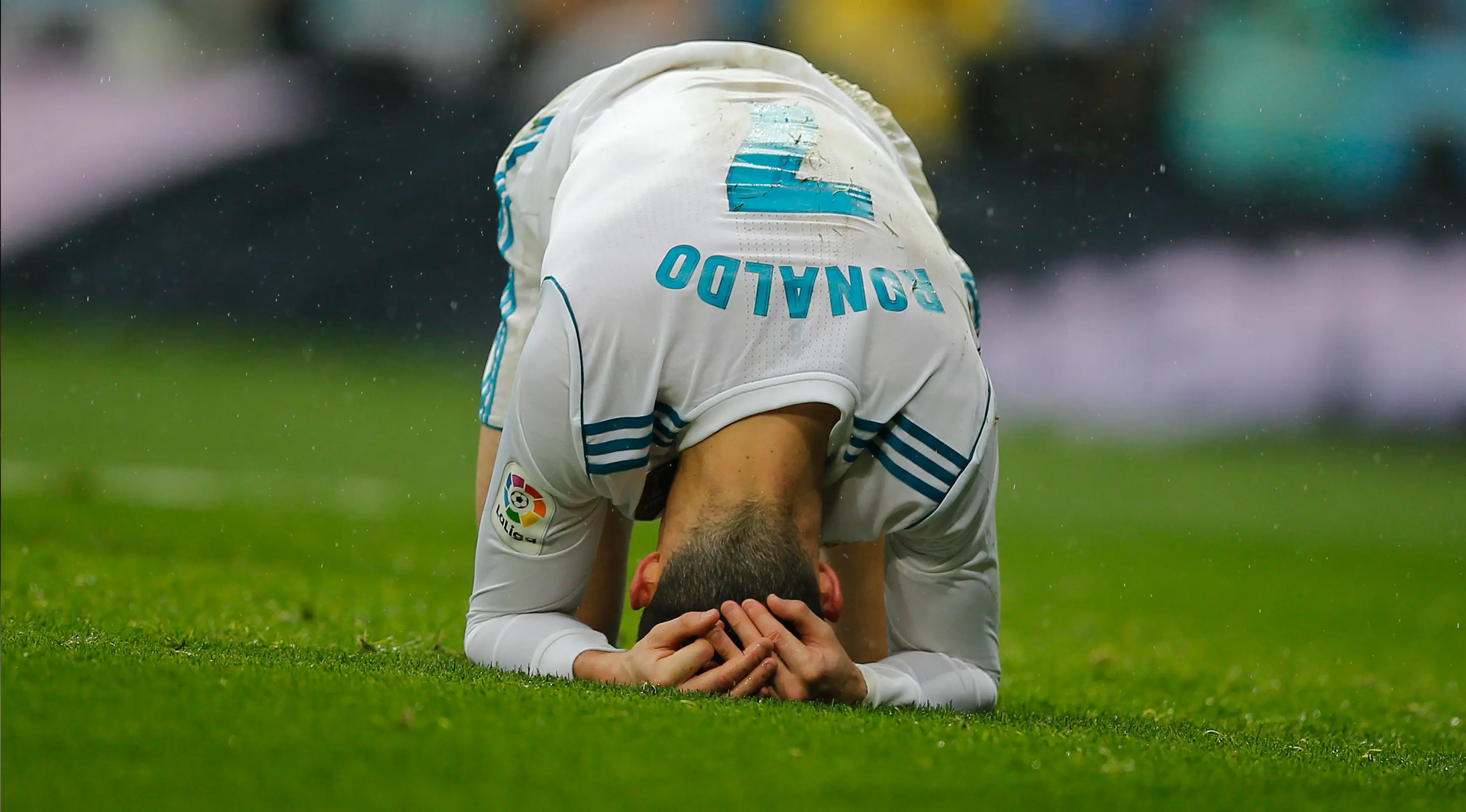 Ekspresi penyerang Real Madrid Cristiano Ronaldo saat melawan Villarreal dalam pertandingan Liga Spanyol di stadion Santiago Bernabeu di Madrid, Spanyol (13/1). Real Madrid kalah 1-0 atas Villarreal. (AP Photo/Paul White)