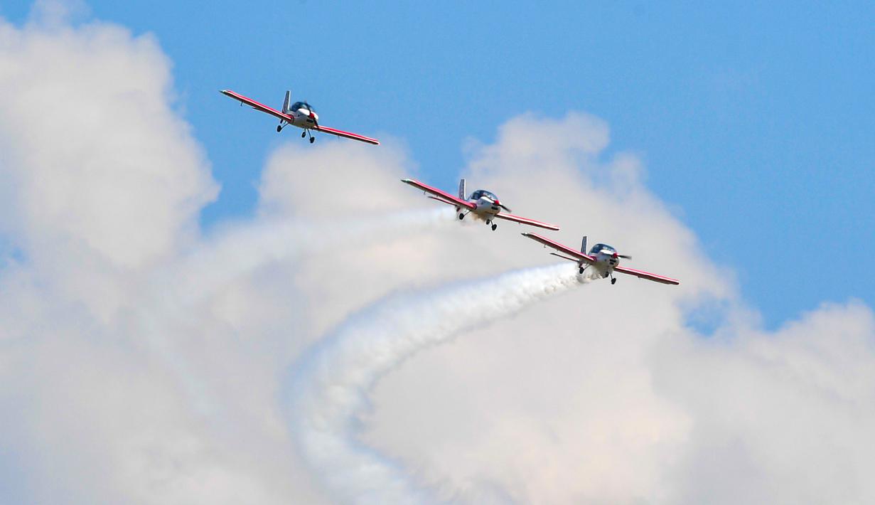 Sejumlah pesawat mengudara dalam formasi pada pertunjukan aerobatik di Kebupaten Siziwangqi, Ulanqab, Daerah Otonom Mongolia Dalam, China utara, pada 21 Agustus 2020. (Xinhua/Peng Yuan)