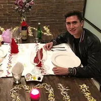 Pasangan kekasih Verrel Bramasta dan Natasha Wilona baru saja mengunggah foto romantis. Duduk berhadapan, dengan berhias bunga yang membentuk tulisan bersimbol i love you. (Instagram/natashawilona12)