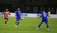 Persib Bandung Vs Madura United. (Bola.com/Erwin Snaz).