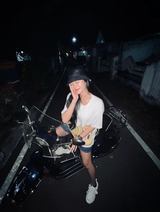 Gaya kasual anak motor ala Bella Bonita. Ia mengenakan kaus putih bermotif, dipadu dengan short denim pants. Foto: Instagram.