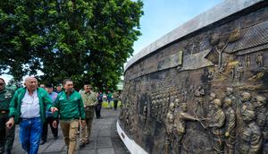 Menteri Kebudayaan Fadli Zon didampingi Ketua Yayasan Museum PETA, Tinton Suprapto, mengunjungi Museum PETA, di Bogor, Jawa Barat. (dok. Biro Humas Kementerian Kebudayaan)