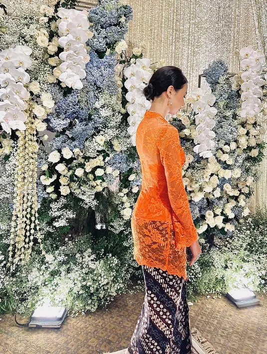 Melihat gaun wanita berdarah Jepang dan Sunda ini, tak sedikit netizen mengira Yuki Kato sedang melangsungkan pertunangan. (Liputan6.com/IG/@yukikt)