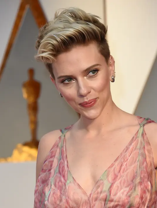 Scarlett Johansson nggak pernah gagal tampil cantik dengan rambut pendeknya. (VALERIE MACON / AFP)