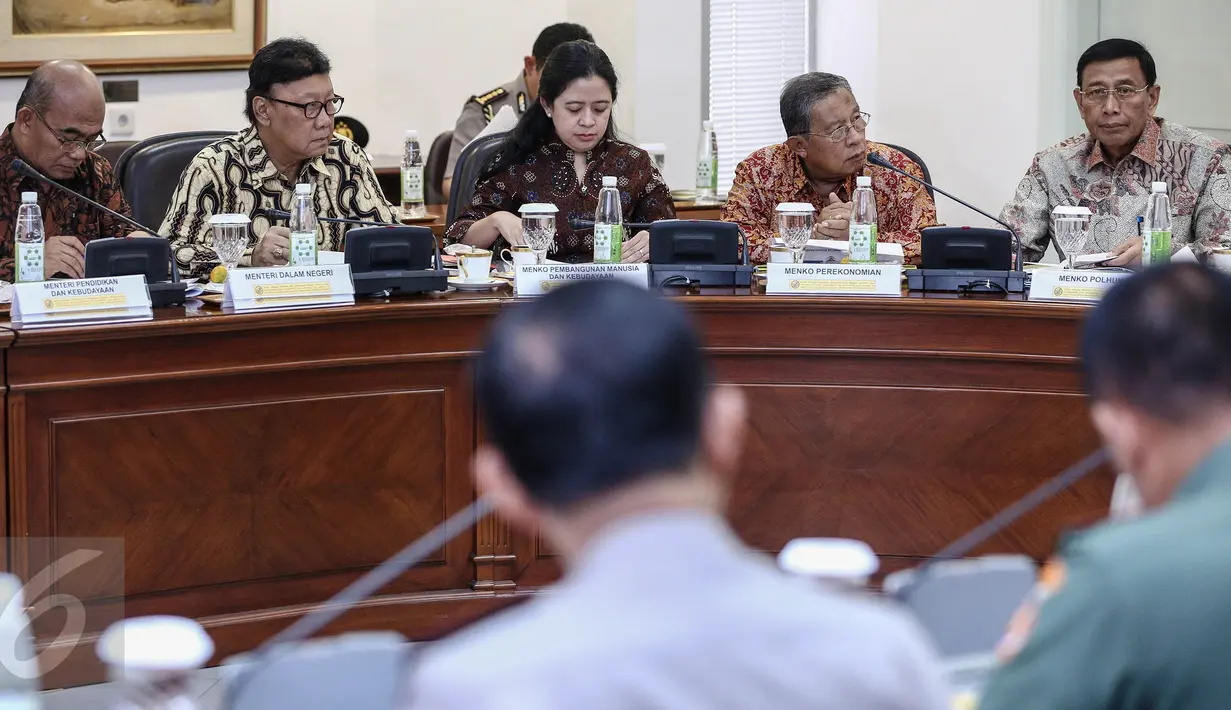 Sejumlah Menteri Kabinet Kerja terlihat menghadiri rapat kabinet terbatas di Kantor Kepresidenan, Jakarta, Jumat (12/8). Rapat yang dipimpin Presiden Jokowi itu membahas pencegahan dan penanganan kebakaran hutan dan lahan. (Liputan6.com/Faizal Fanani)