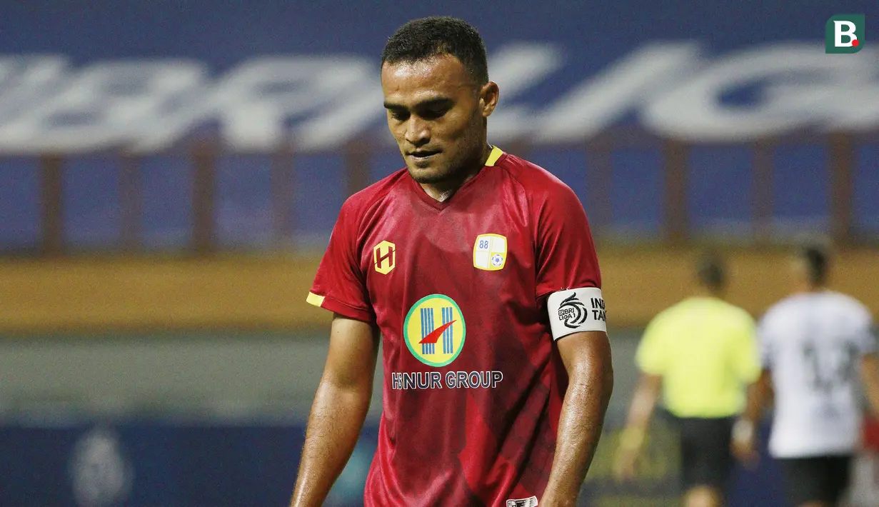 Pemain Barito Putera, Rizky Pora tampak lesu usai ditaklukkan Persikabo 1973 dalam laga pekan ke-4 BRI Liga 1 2021/2022 di Stadion Wibawa Mukti, Cikarang, Kamis (23/9/2021). Barito Putera kalah 0-3. (Bola.com/M Iqbal Ichsan)