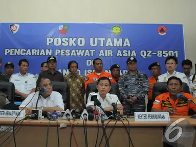 Menko Kemaritiman dan Menhub sambangi Posko Evakuasi AirAsia di Pangkalan Bun, Kalteng, Rabu (7/1/2015). (Liputan6.com/Herman Zakharia)
