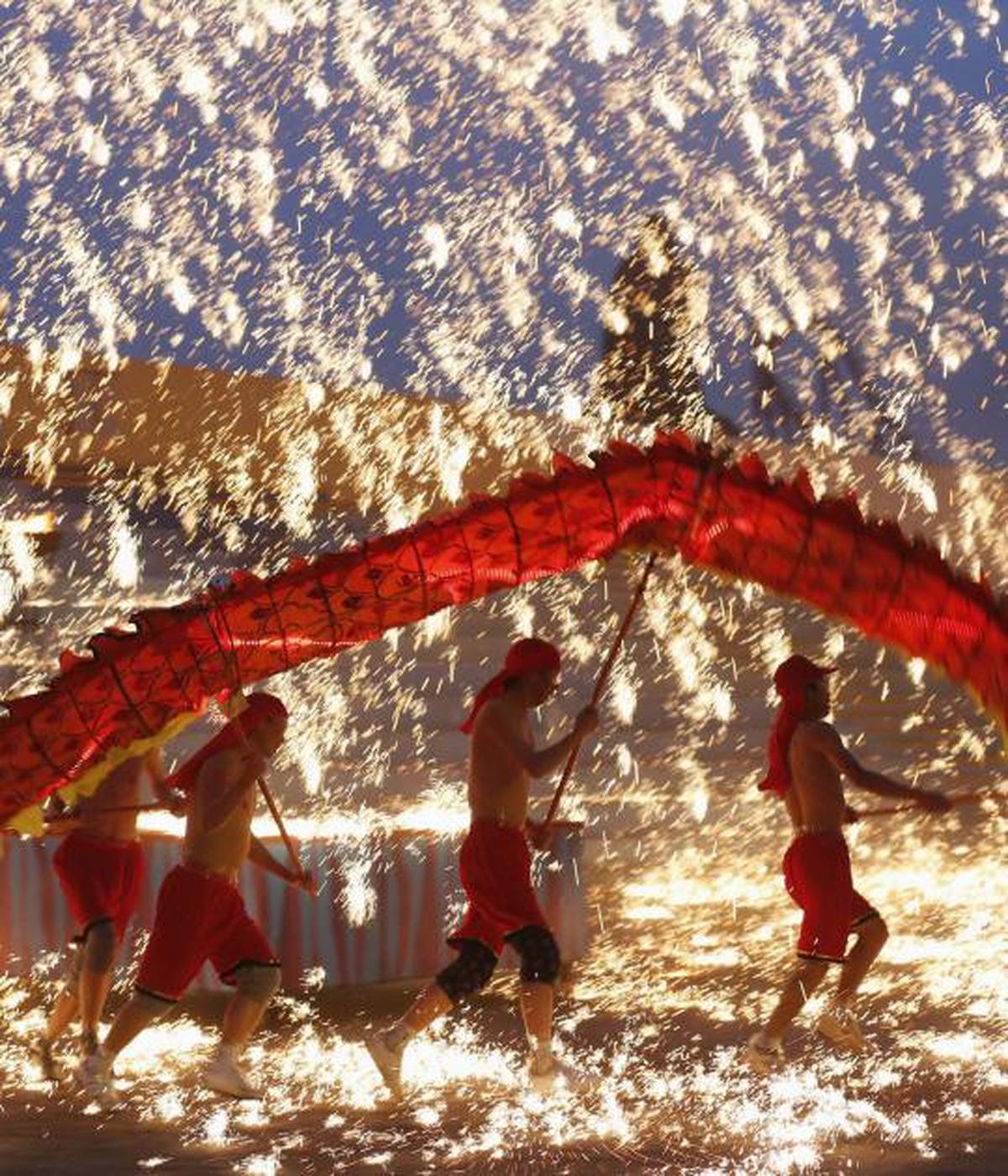 Tarian Naga Api semarakkan Tahun Baru Imlek di Beijing