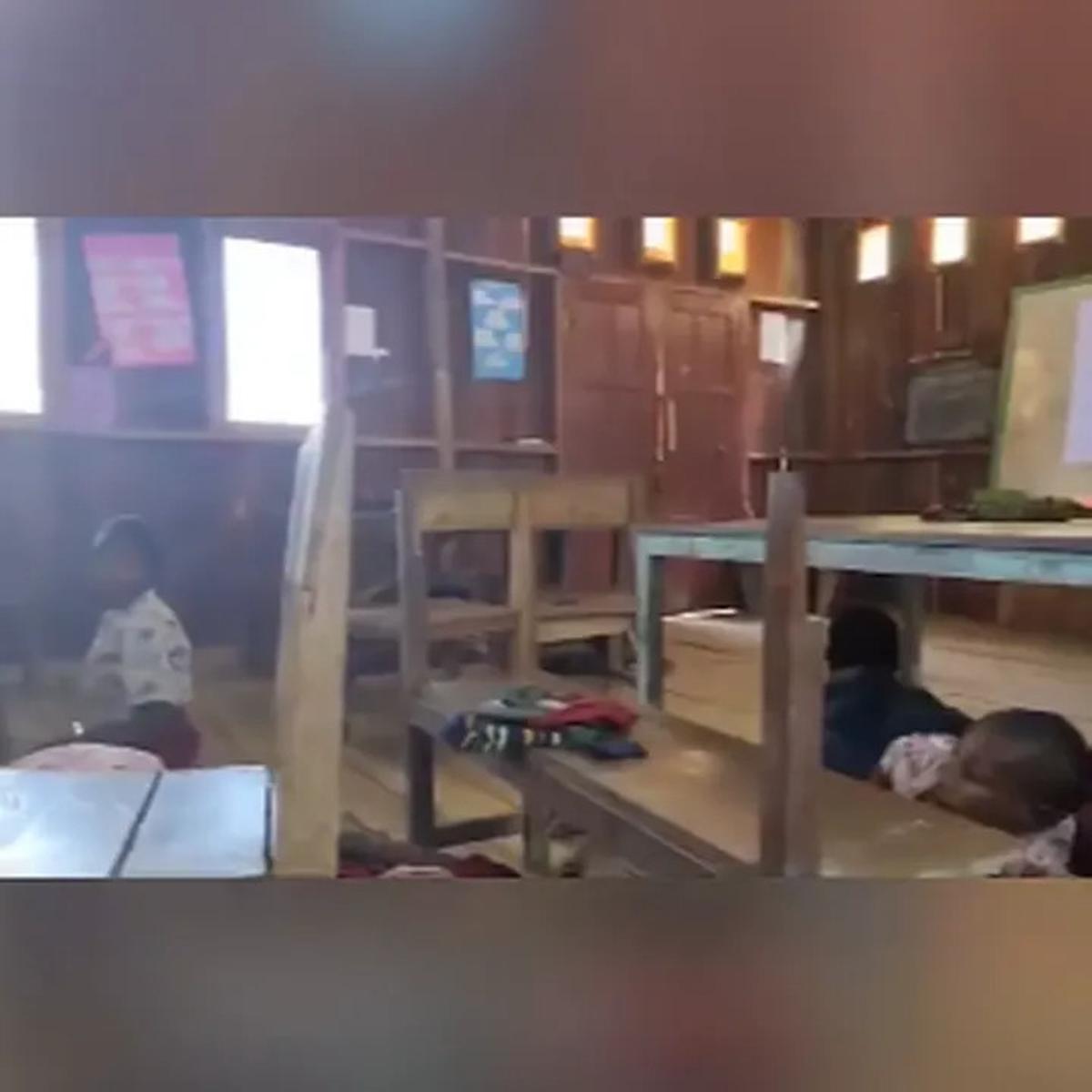 Momen Siswa SD di Papua Mendadak Panik Dengar Suara Pesawat