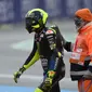 Valentino Rossi usai mengalami kecelakaan pada balapan MotoGP 2020 di Sirkuit Le Mans, Prancis, Minggu (11/10/2020). (JEAN-FRANCOIS MONIER / AFP)