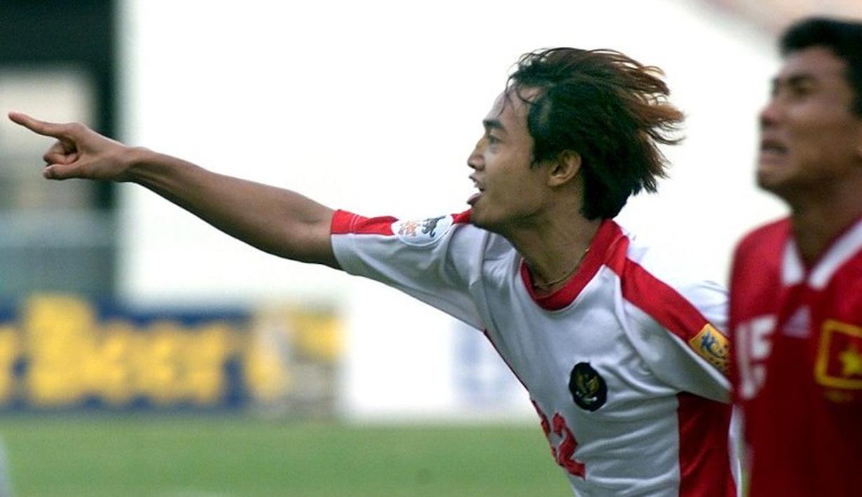 Gendut Doni Christiawan melakukan selebrasi usai membobol gawang Vietnam di semifinal Piala AFF 2000. (AFP/Pornchai Kittiwongsakul)