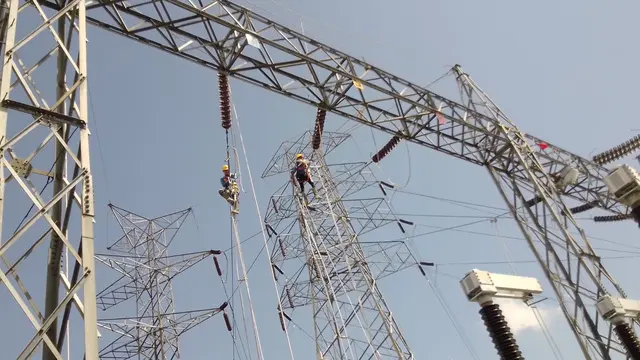 PLN memberi tegangan pertama pada proyek penggantian material transmisi utama yang berkapasitas lebih besar di jalur jaringan Sanur #2 Gardu Induk (GI) 150 kV Gianyar dan Jalur Jaringan Gianyar #2 Gardu Induk 150 kV Sanur. (Dok PLN)