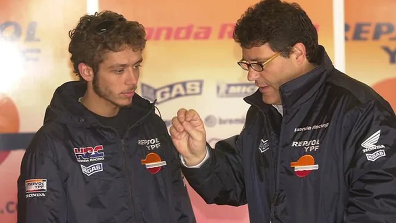 Valentino Rossi dan Carlo Fiorani saat masih membela Repsol Honda (c) Performance Mag