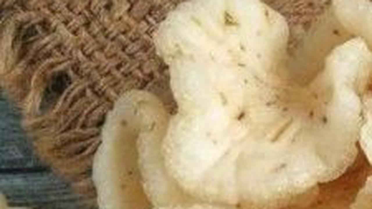 Bagi sebagian besar orang, kerupuk merupakan salah satu makanan yang wajib selalu ada di meja makan. Tak hanya enak dijadikan pelengkap lauk pauk, kerupuk juga sering kali jadi camilan yang bikin ketagihan.