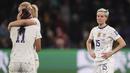 Pemain Amerika Serikat, Megan Rapinoe (kanan) setelah kalah dari Swedia pada babak adu penalti saat laga 16 besar Piala Dunia Wanita 2023 di Melbourne Rectangular Stadium, Melbourne, Australia, 6 Agustus 2023. (AP Photo/Scott Barbour)