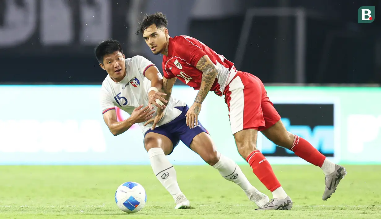 <p>Pemain Timnas Indonesia, Shayne Pattynama (kanan) berebut bola dengan pemain Chinese Taipei, Huang Tzu Ming dalam laga FIFA Matchday di Stadion Gelora Bung Tomo (GBT), Surabaya, Jumat (05/09/2025). (Bola.com/Abdul Aziz)</p>