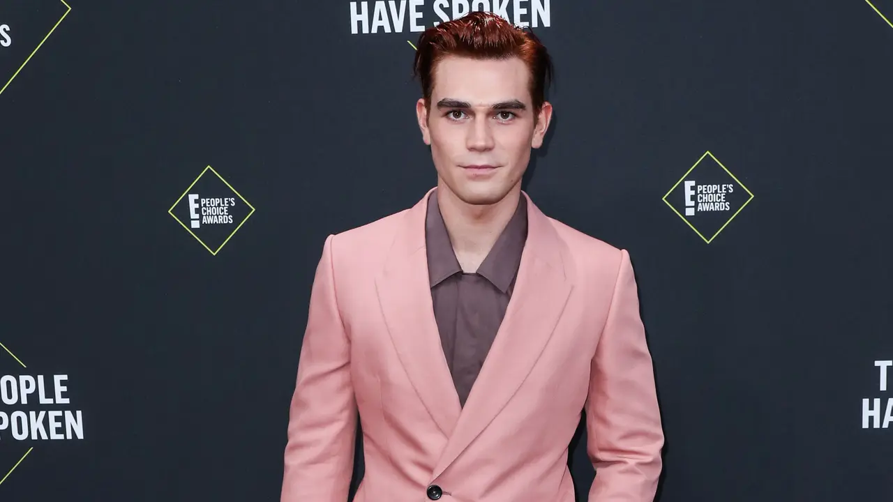 [Fimela] KJ Apa di People's Choice Awards 2019