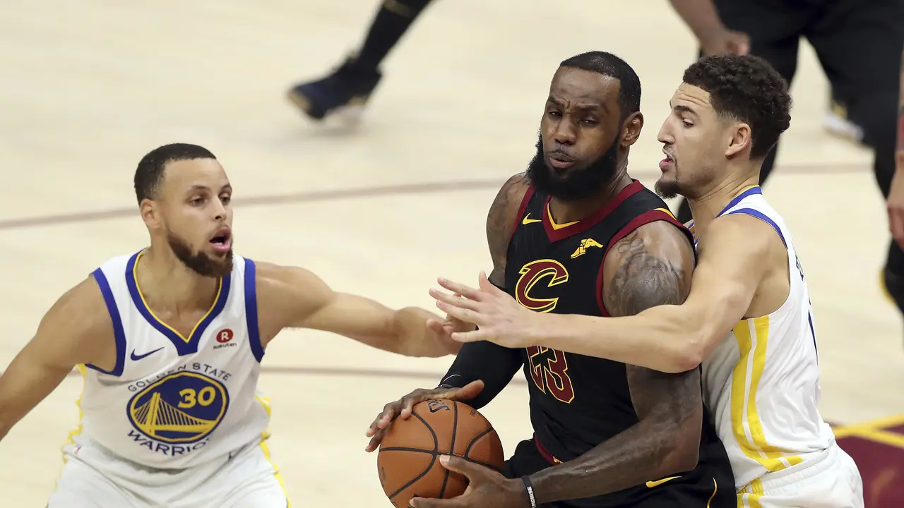 LeBron James dijaga Stephen Curry dan Klay Thompson