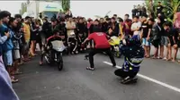 Balap liar di siang bolong blokir jalan di Tuban. (Adirin/Liputan6.com)