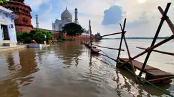 Air yang naik dari sungai Yamuna pada hari Rabu mencapai dinding batas luar Taj Mahal yang ikonik. (Pawan SHARMA / AFP)