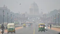 Polusi udara terlihat di sekitar Rashtrapati Bhavan dan gedung-gedung pemerintah di New Delhi (15/10/2019). Pemerintah New Delhi melarang penggunaan generator diesel pada 15 Oktober karena tingkat polusi di ibu kota India tersebut melampaui batas aman lebih dari empat kali. (AFP Photo/Sajjad Hussain