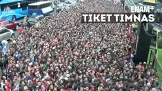  Masyarakat yang ingin membeli tiket final Piala AFF 2016 telah mengantre sejak malam hari.
