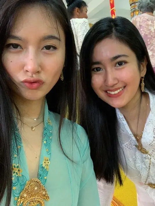 <p>Kebaya warna hijau tosca dipakai saat bersama saudara perempuannya. Ia juga memakai bros di dada serta kalung emas. [@poydtreechad]</p>