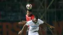 Pemain Persija Jakarta, Wllian Pachecho (belakang) berduel dengan pemain Bali United, Sylvano Comvalius pada laga Liga 1 2017 di Stadion Patriot, Bekasi, Minggu (21/5/2017). (Bola.com/Nicklas Hanoatubun)