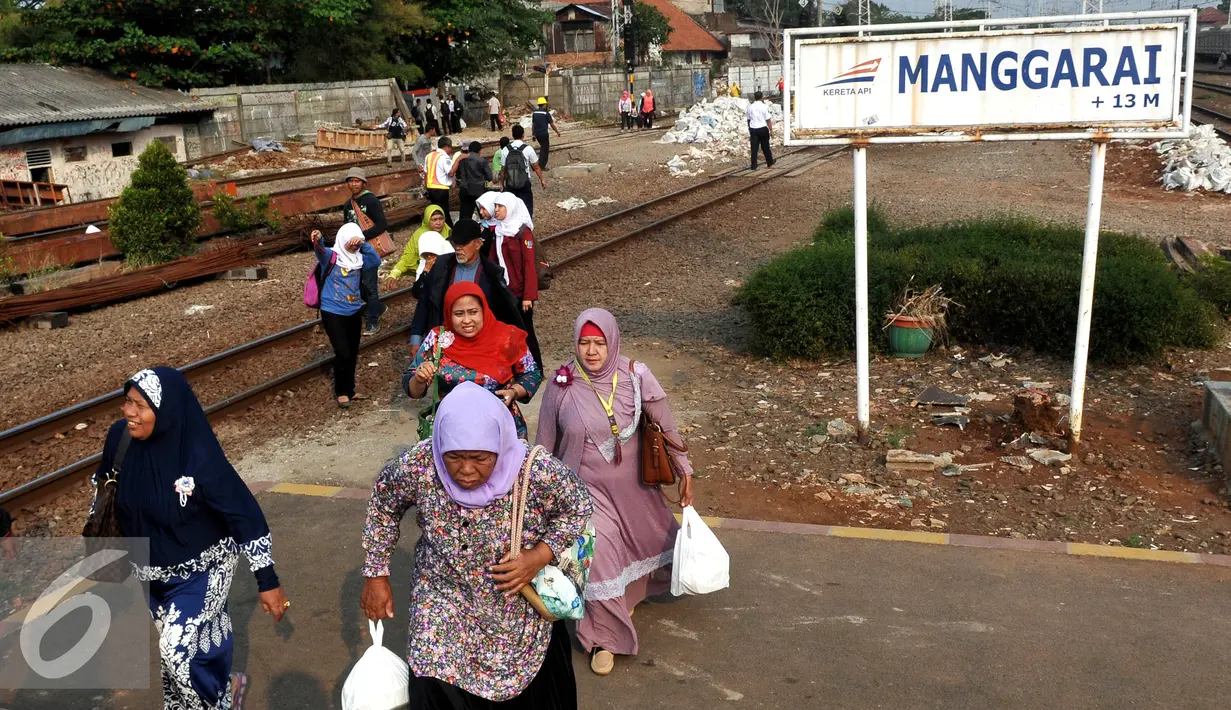 Sejumlah penumpang yang menumpangi kereta api jurusan Bekasi – Kota yang anjlok keluar dan berusaha mencari alternative transportasi lain, Jakarta, Rabu (19/8/2015). (Liputan6.com/Johan Tallo)
