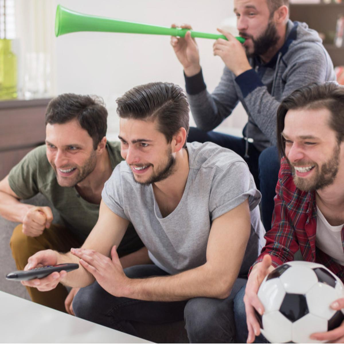 Ilustrasi Sekelompok Orang yang sedang Menonton Pertandingan Sepak Bola