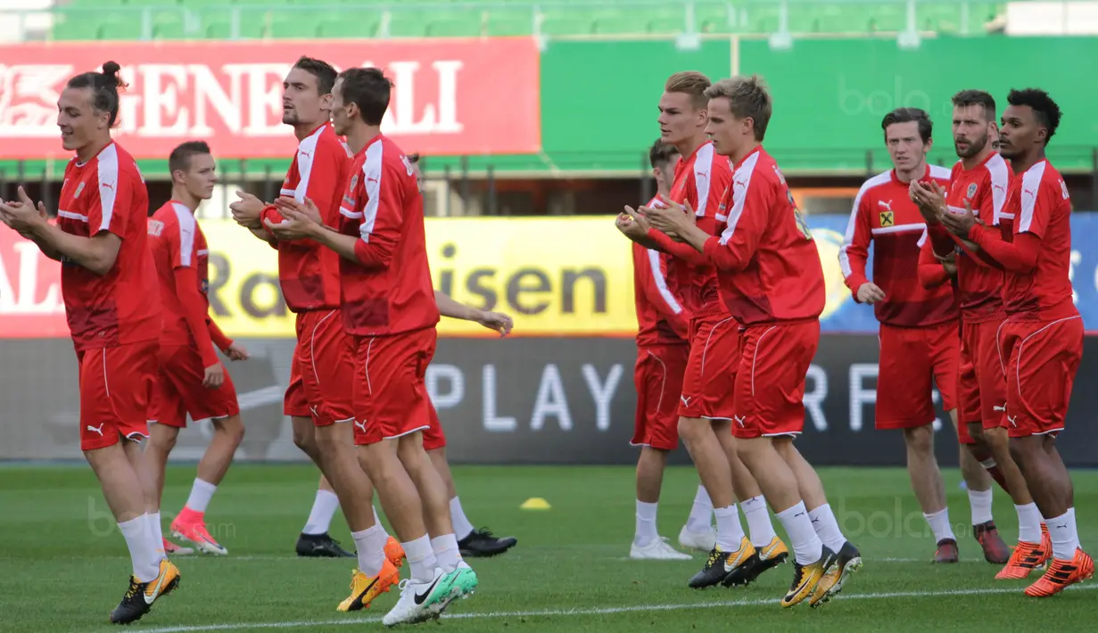 Para pemain Austria melakukan pemanasan saat latihan di Stadion Ernst Happel, Wina, Kamis (5/10/2017). Austria akan menghadapi Serbia pada laga kualifikasi Piala Dunia 2018. (Bola.com/Reza Khomaini)
