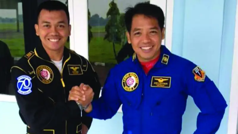 Pilot T-50i Gold Eagle Kapten Pnb Dwi Cahyadi (sebelah kanan) foto bersama sahabatanya Kapten Pnb Antoni Hanifah (Sebelah Kiri).