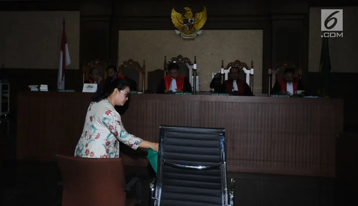 Terdakwa kesaksian palsu dalam perkara korupsi e-KTP, Miryam S. Haryani bersiap membacakan pembelaan di Pengadilan Tipikor, Jakarta, Kamis (2/11). Sebelumnya, JPU KPK menuntut Miryam 8 tahun penjara, denda Rp 300 juta. (Liputan6.com/Helmi Fithriansyah)