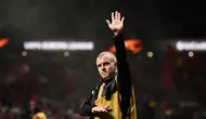 Gelandang Arsenal, Jack Wilshere melambaikan tangan di akhir laga leg kedua semifinal Liga Europa melawan Atletico Madrid di Wanda Metropolitano, Kamis (3/5). Arsenal tersingkir dari Liga Europa setelah kalah 0-1. (AFP/PIERRE-PHILIPPE MARCOU)