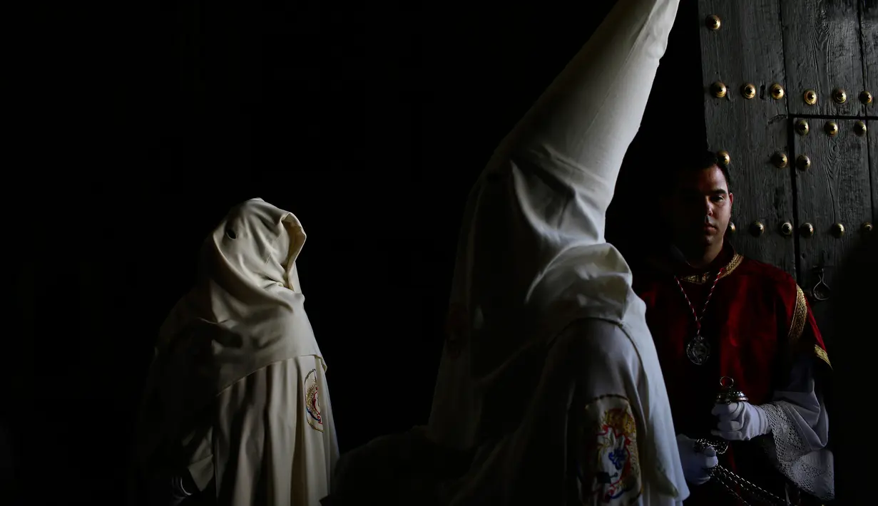 Anggota persaudaraan "La Borriquita" bersiap mengikuti pengakuan dosa dalam acara prosesi Pekan Suci di Cordoba, Spanyol (9/4). Ritual ini digelar selama Paskah Pekan Suci atau yang dikenal juga dengan nama Semana Santa. (AP Photo / Manu Fernandez)