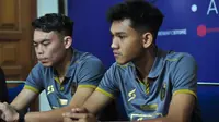 Vikrian Akbar dan Titan Fawazzi ketika awal tanda tangan kontrak dengan Arema musim 2020. (Bola.com/Iwan Setiawan)
