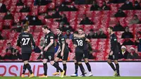Para pemain Burnley merayakan setelah pemain Arsenal Pierre-Emerick Aubameyang mencetak gol bunuh diri pada pertandingan Liga Premier Inggris di Stadion Emirates, London, Inggris, Minggu (13/12/2020). Arsenal kalah 0-1. (Laurence Griffiths/Pool via AP)